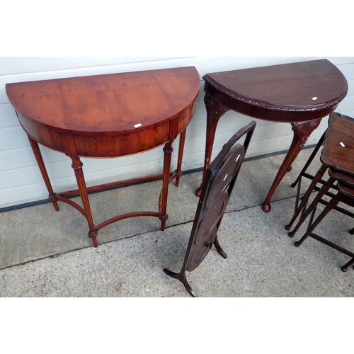 662 - A nest of 3 occasional tables, two side tables and a cake stand (4)