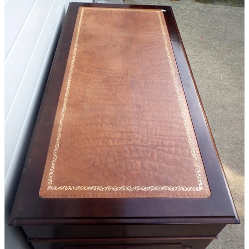 708 - A reproduction mahogany pedestal desk with brown leather inset top, 122cm wide