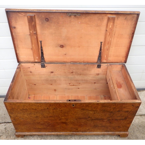 728 - A 19th cen scumble painted pine blanket box, 107cm wide