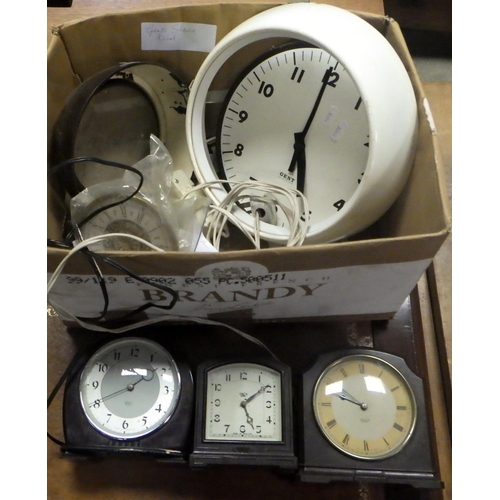 784 - A group of electric clocks & parts AF, failed the PAT test, in need of re-wiring