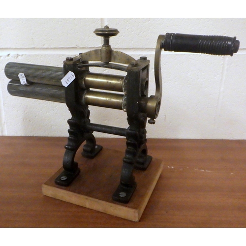 798 - A 19th Century cast press / miniature mangle