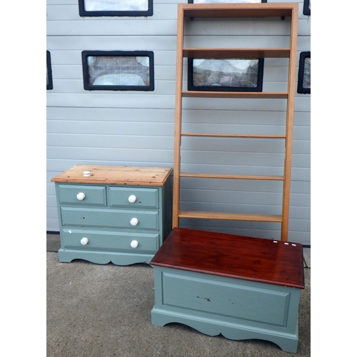 821 - A painted chest of drawers, blanket box and a modern tall set of shelves (3)