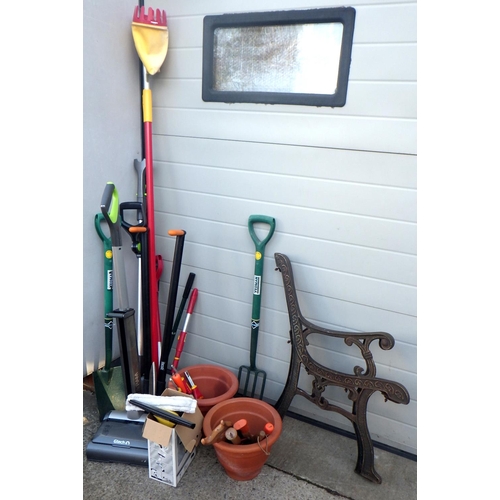 838 - A qty of misc tools, G Tech hoover and strimmer etc af