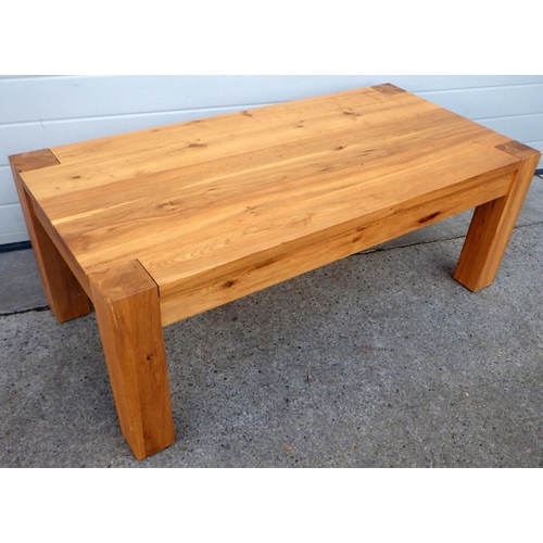 843 - A modern rectangular oak effect coffee table