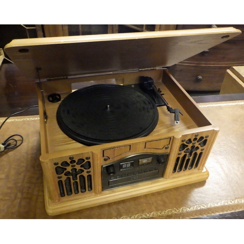 850 - A traditional style record player/stereo