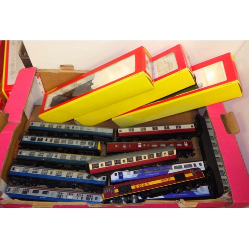 112 - A qty of Hornby carriages etc 
All models have been used, sold as seen AF