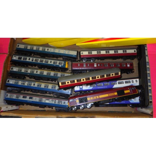 112 - A qty of Hornby carriages etc 
All models have been used, sold as seen AF