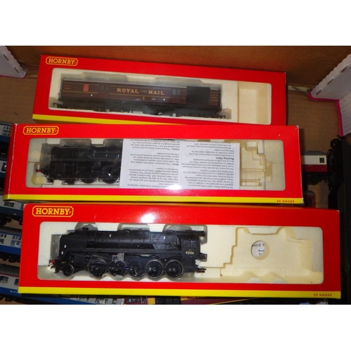 112 - A qty of Hornby carriages etc 
All models have been used, sold as seen AF