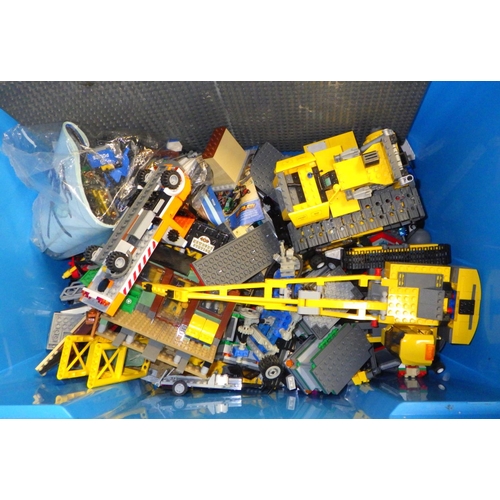 250 - A large qty of loose Lego (4)