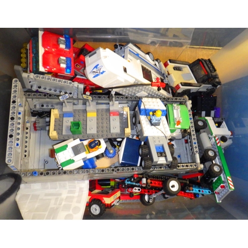 250 - A large qty of loose Lego (4)