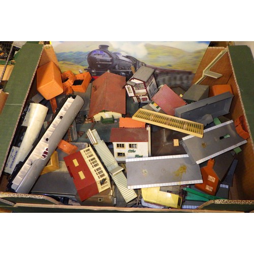 133 - A large qty of model railway track, accessories etc (4)