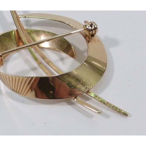 12 - A 9ct gold brooch of ribbon swirl design.  50mm long / 4gr.