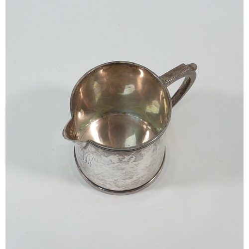 19 - A silver milk jug, early 20th cent.  78mm tall / 180gr.