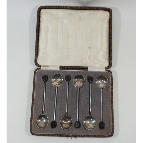 20 - A cased set of six silver teaspoons with matching tongs, early 20th cent; a cased set of six silver ... 