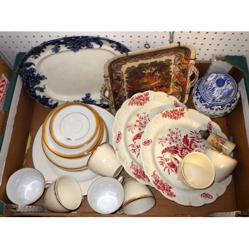 327 - A group of misc glass, ceramics and collectables (3)