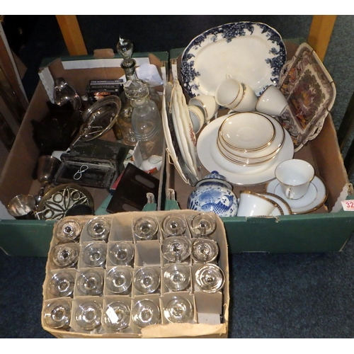 327 - A group of misc glass, ceramics and collectables (3)