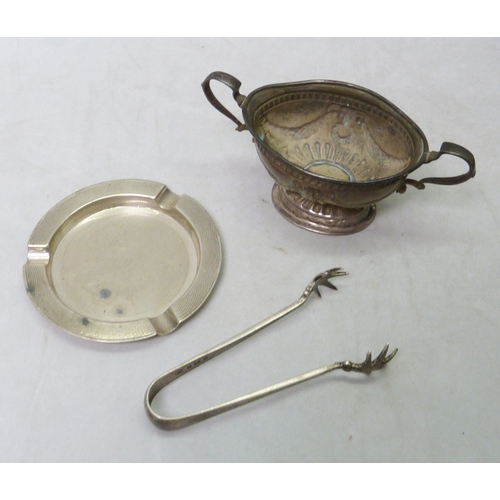 88 - A cased silver three piece condiment set, glass liners lacking; a silver boat-shaped pedestal salt, ... 