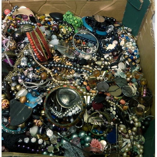 94 - A qty of costume jewellery