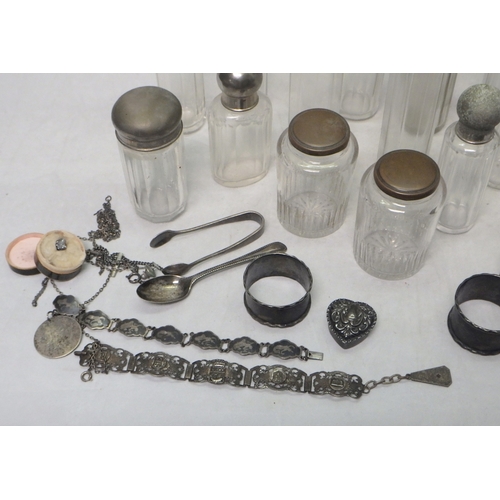 17 - Five various silver napkin rings, a heart-shaped silver pill box, a silver tongs and teaspoon (95gr)... 