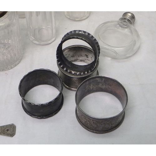 17 - Five various silver napkin rings, a heart-shaped silver pill box, a silver tongs and teaspoon (95gr)... 