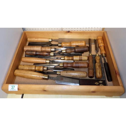 37 - A group of vintage chisels