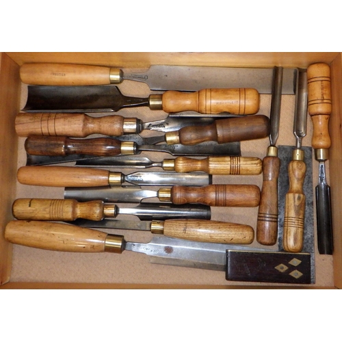 37 - A group of vintage chisels