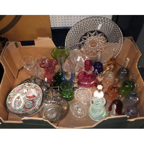 144 - A qty of misc glass, ceramics and metal wares to include small Oriental bowl, Carlton Ware vase, Roy... 