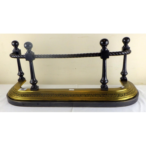 43 - A brass and iron fender 30 cm high 70cm wide, 52cm internal width