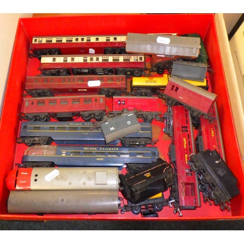 148 - Railways interest: model railway locomotives, rolling stock, track etc incl Tri-Ang; books and print... 