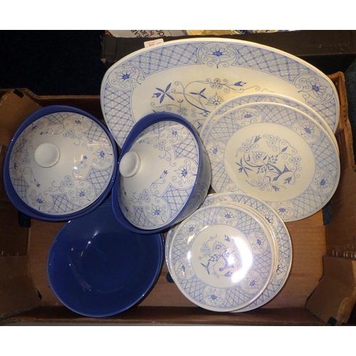 157 - A qty of Stavangerflint Norway dinner ware together with further glass and ceramics (2)