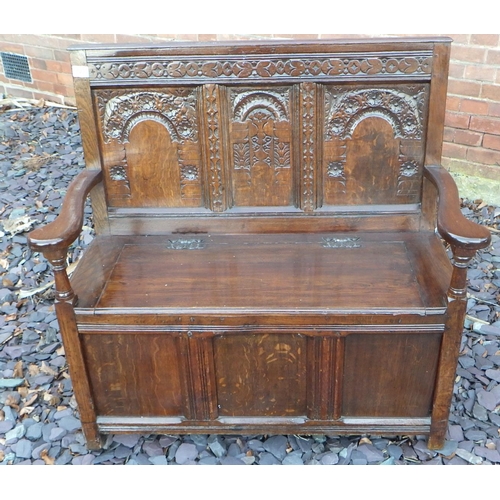 503 - A small 1930's oak 3 panelled settle, possibly made from older wood, 100cm wide, ex The Retreat, (52... 