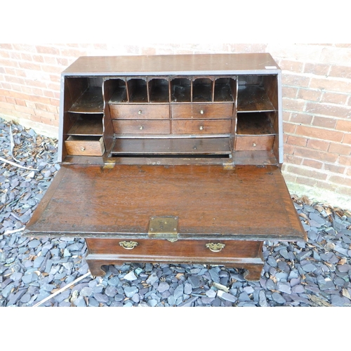 533 - A small 18th cen oak bureau with internal well on bracket feet, 81cm wide, ex The Retreat (56)