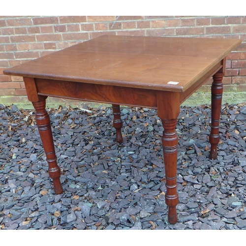 559 - A walnut table on turned legs, 92cm across, ex The Retreat (76)