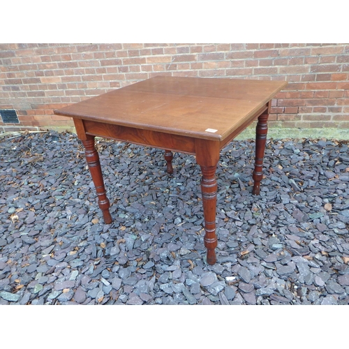 559 - A walnut table on turned legs, 92cm across, ex The Retreat (76)