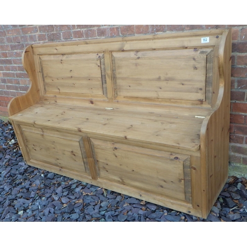 562 - A modern pine settle, 152cm wide, ex The Retreat (120)