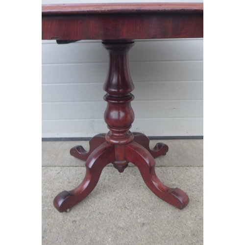 640 - A Victorian mahogany oval breakfast table, 123cm long