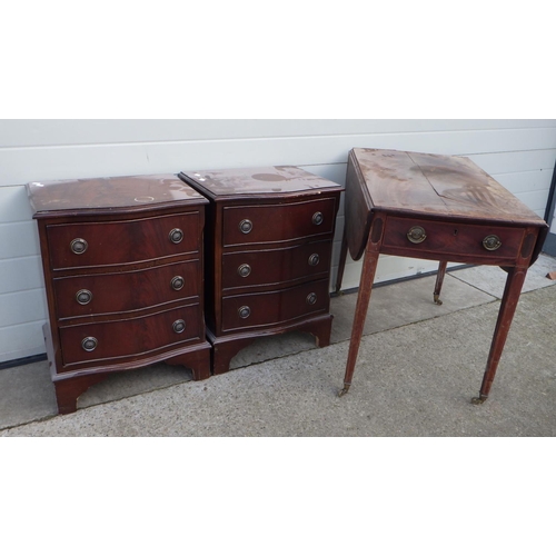 662 - A pair of reproduction mahogany bedside chest's together with a Regency mahogany Pembroke table (a/f... 