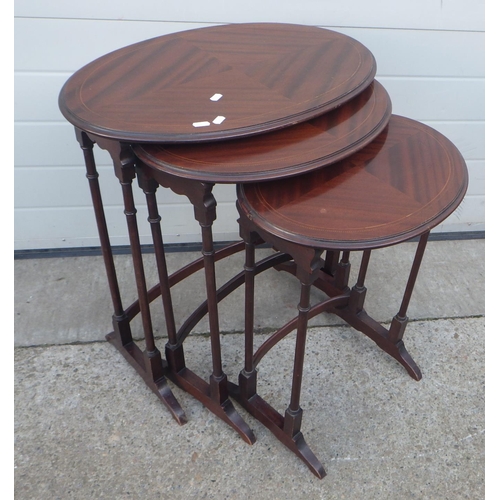 673 - An nest of three oval mahogany occasional tables