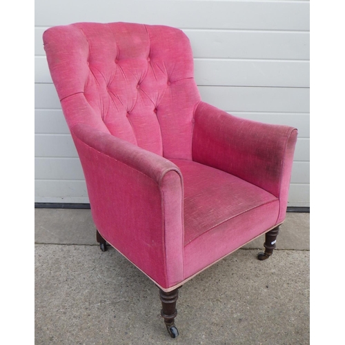 717 - An Edwardian pink upholstered button back easy chair