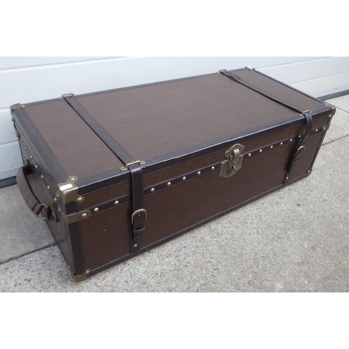 718 - A modern trunk, 101cm wide