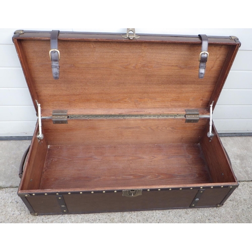 718 - A modern trunk, 101cm wide