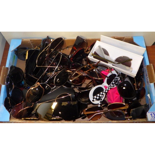 135 - A large qty of various sunglasses to include Guess, Paul Smith, Tommy etc 693783