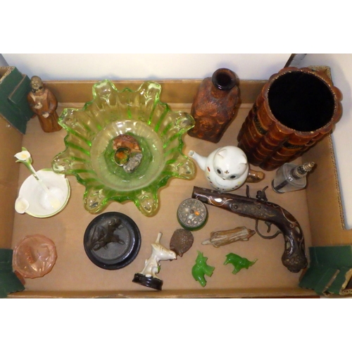 136 - A qty of misc ceramics, glass etc to include green glass bowl, book vase etc 627611