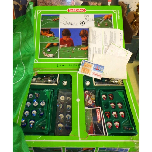 130 - A group of various vintage table football games to include Subbuteo, Waddingtons etc 654747