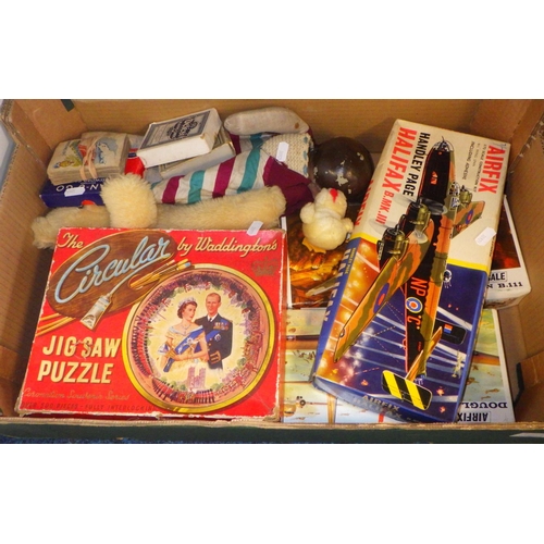 171 - A group of vintage Airfix, jigsaws, games etc (2)