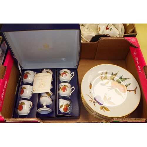 222 - A large collection of Royal Worcester Evesham table wares (7)