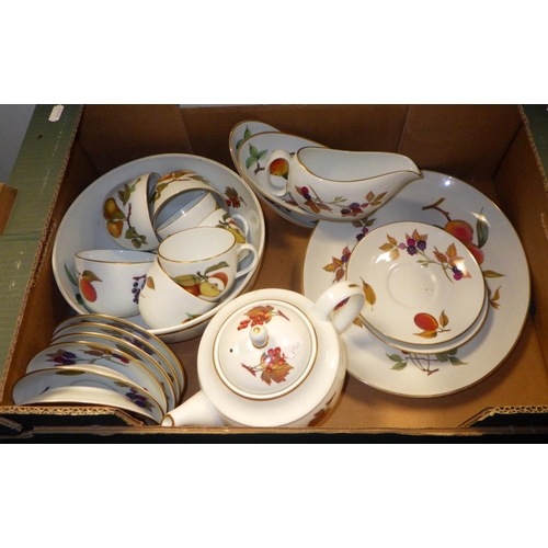 222 - A large collection of Royal Worcester Evesham table wares (7)