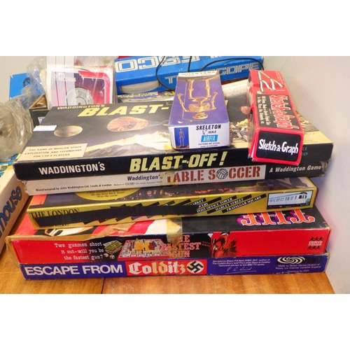 267 - A large qty of vintage board games & collectables AF all pieces may not be present