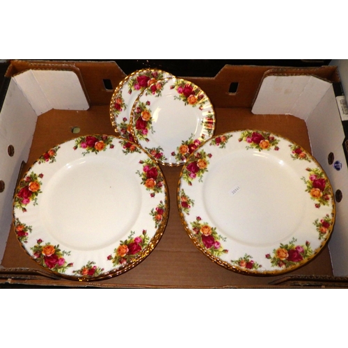 370 - A large qty of Royal Albert Country Rose table ware (4)