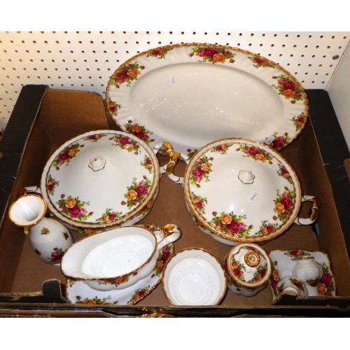 370 - A large qty of Royal Albert Country Rose table ware (4)